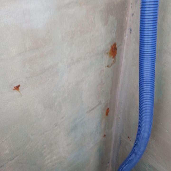 Votre piscine est sujette à des problèmes de fuites ? Contactez-nous ! Nous intervenons rapidement dans la Loire pour effectuer une inspection et une réparation